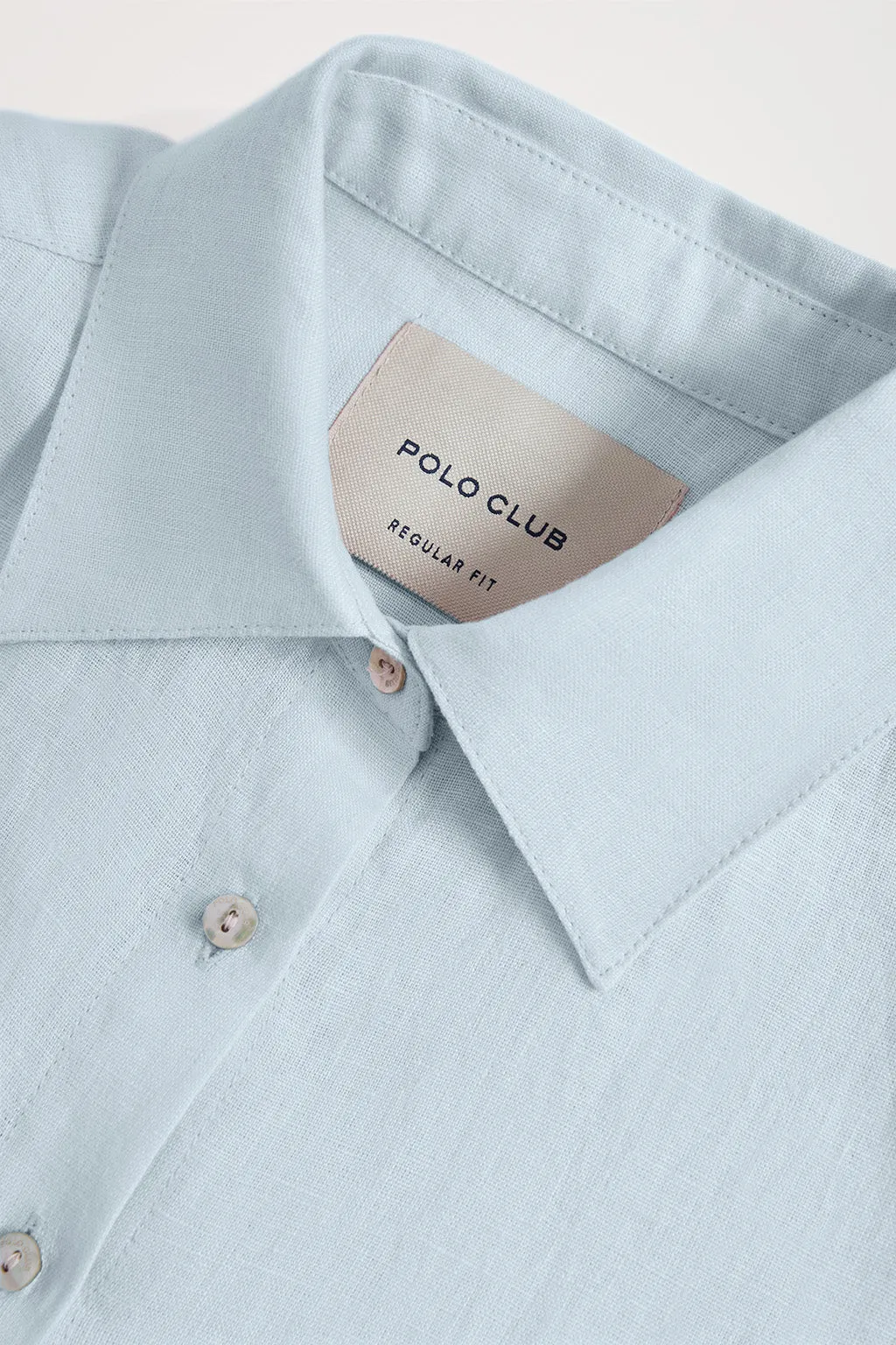 Camisa de lino azul empolvado con detalle bordado