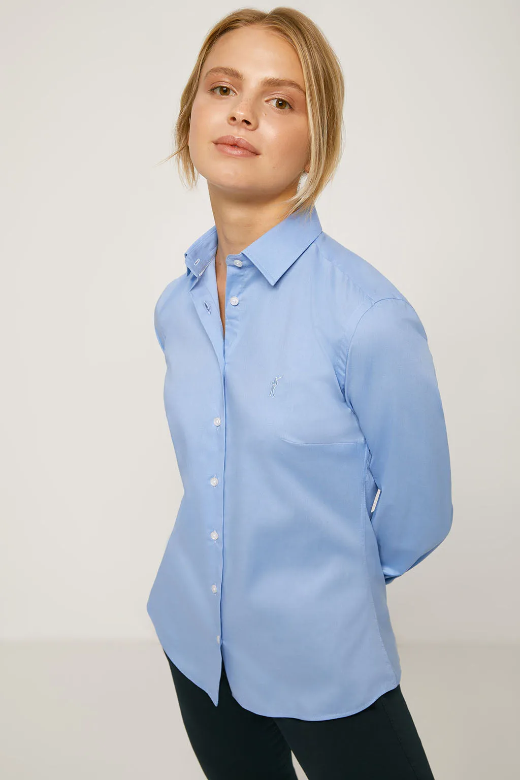 Camisa entallada azul de popelín con logo bordado