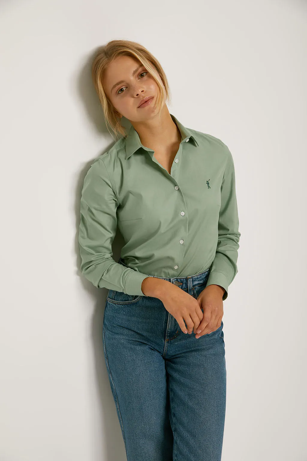 Camisa entallada verde claro de popelín con logo bordado