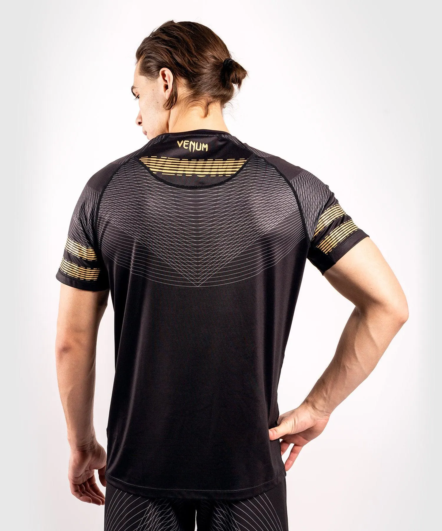 Camiseta Venum Club 182 Dry Tech - Negro/Oro