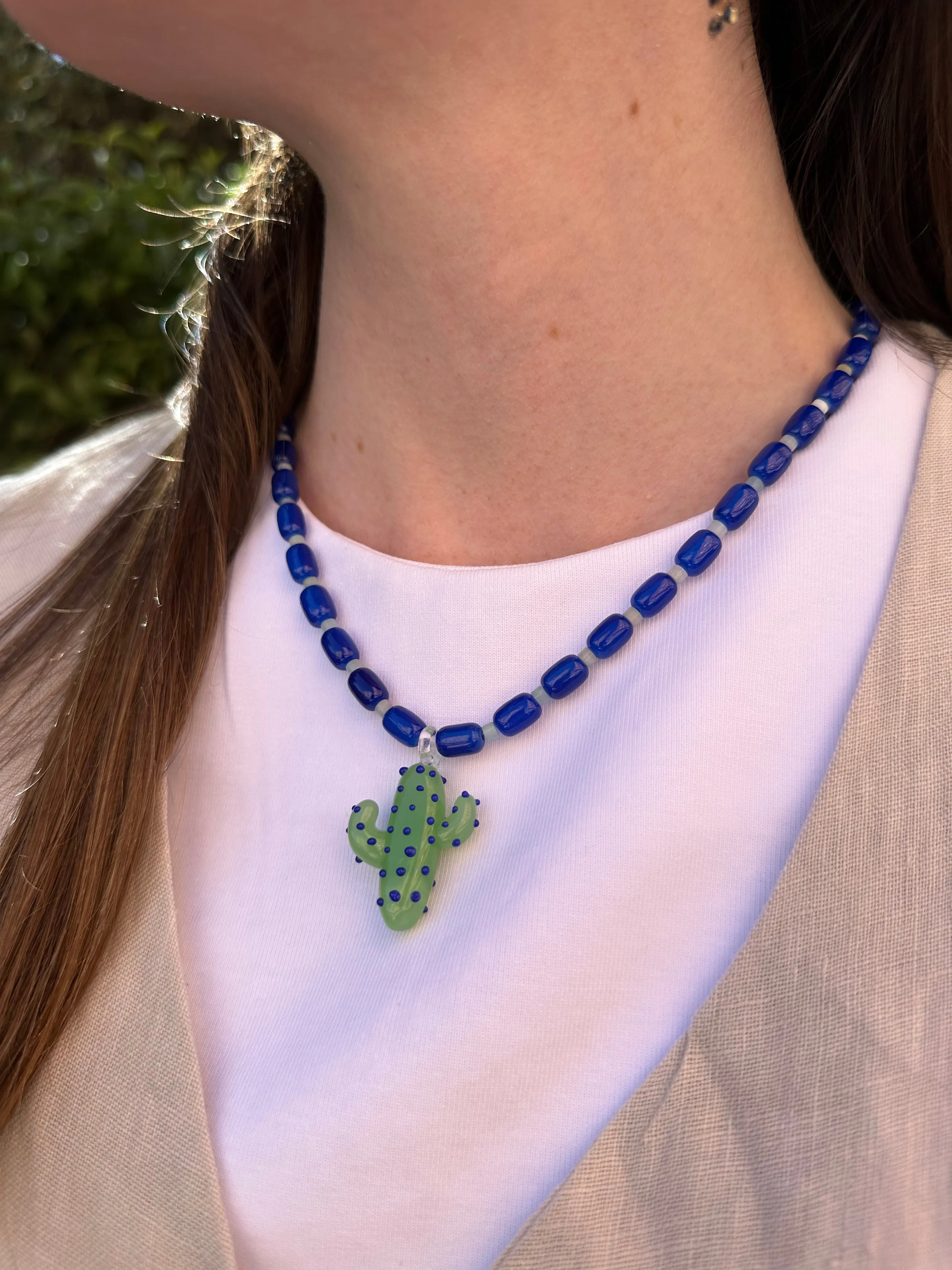 Collar de cerámica azul y piedra Agata de arbol con cactus de cristal