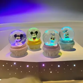 Esfera  de Cristal Mickey Mouse y sus Amigos Tamaño Chico Pintada a Mano con Luz,Nieve  - Personajes Mickey Mouse,Minnie Mouse,Pato Donald y Daisy