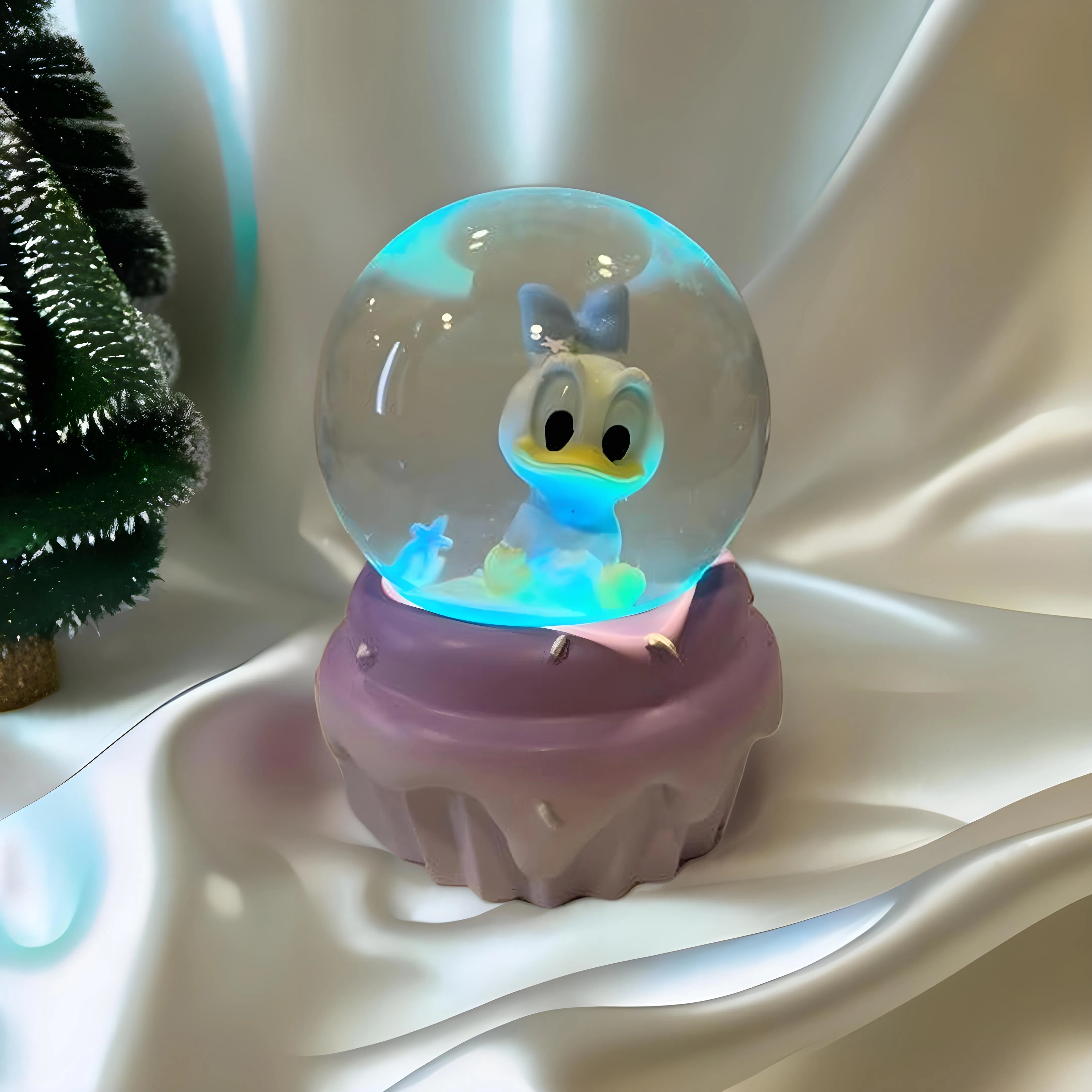 Esfera  de Cristal Mickey Mouse y sus Amigos Tamaño Chico Pintada a Mano con Luz,Nieve  - Personajes Mickey Mouse,Minnie Mouse,Pato Donald y Daisy