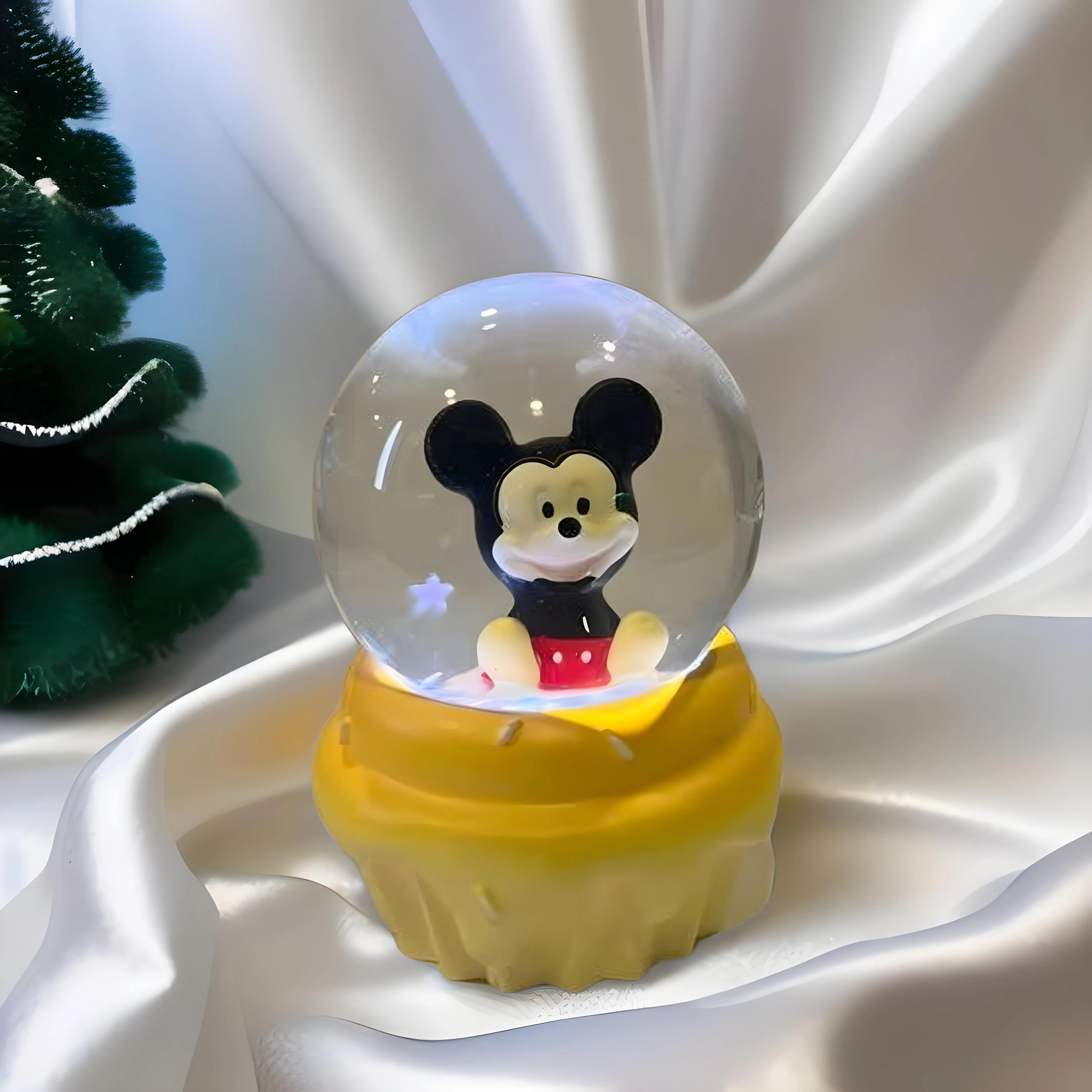 Esfera  de Cristal Mickey Mouse y sus Amigos Tamaño Chico Pintada a Mano con Luz,Nieve  - Personajes Mickey Mouse,Minnie Mouse,Pato Donald y Daisy