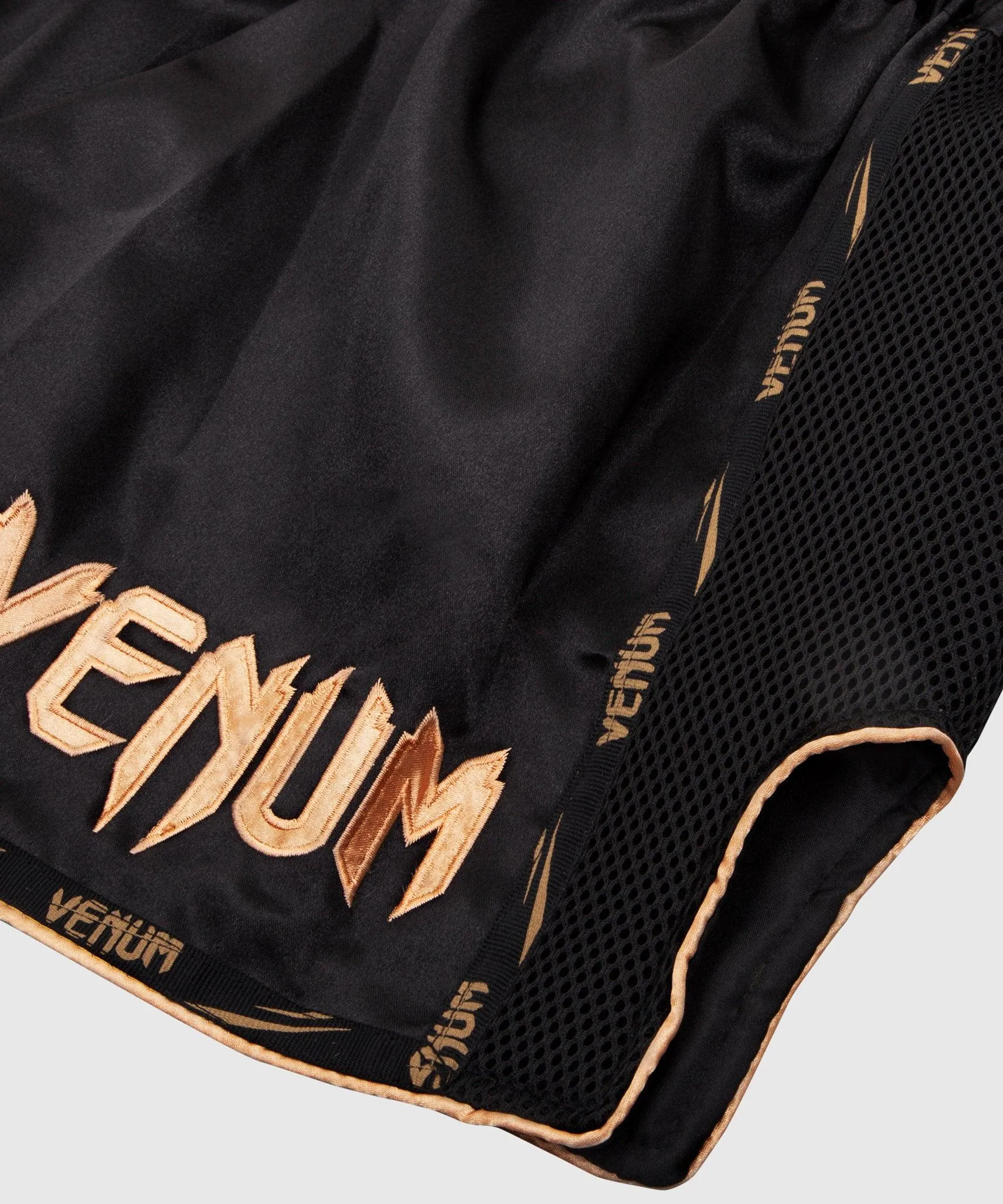 Pantalón de Muay Thai Venum Giant - Negro/Oro