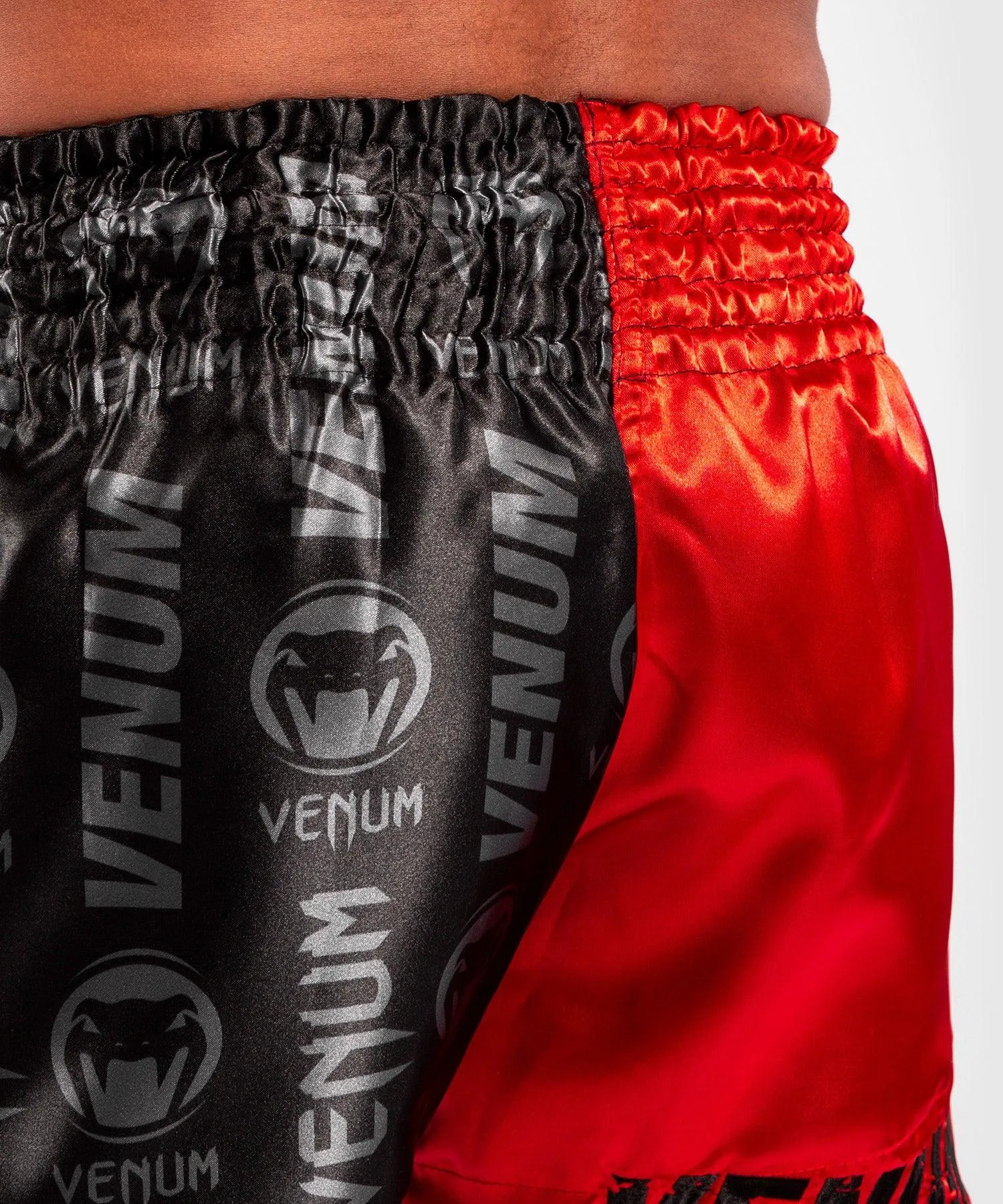 Pantalones cortos Venum Logos Muay Thai - Negro/Rojo